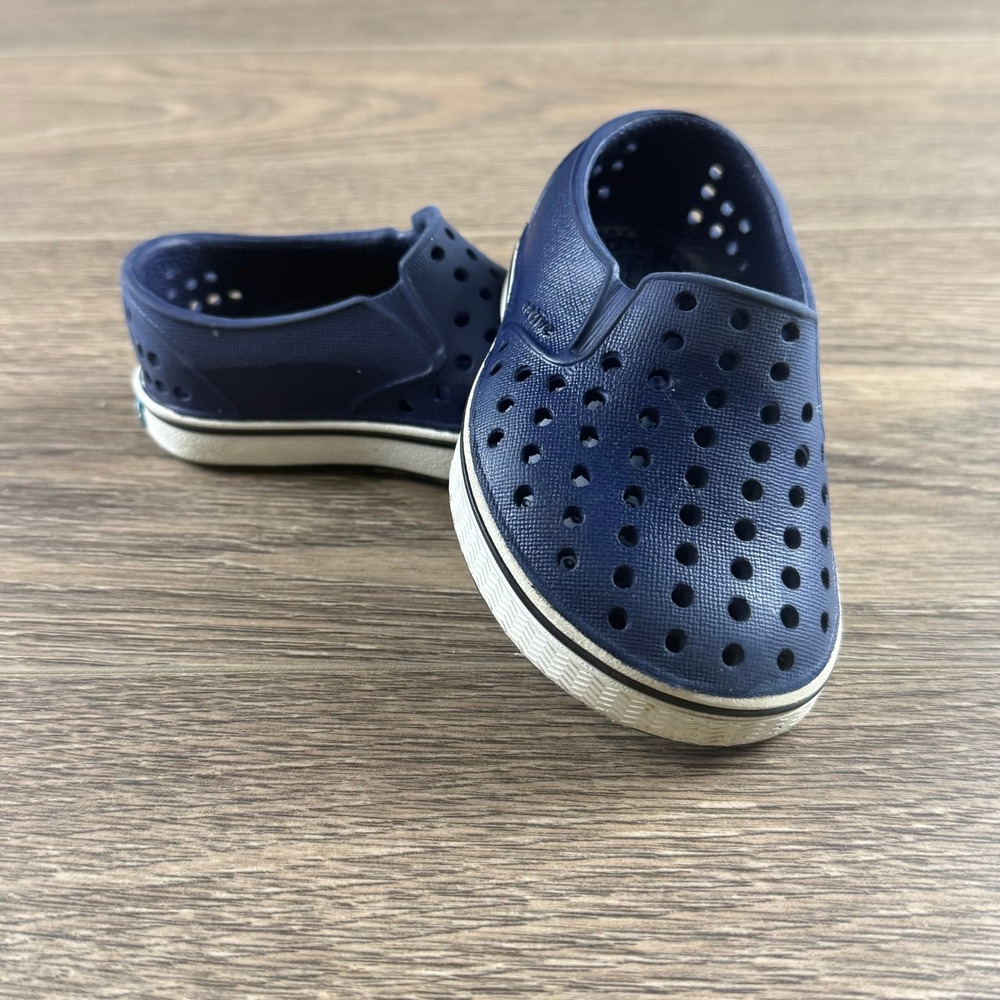 Native Shoes Miles Navy Blue Kids Slip On Water Shoes Loafers Size 4 Outdoors